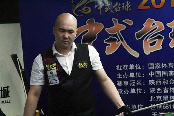 迫使其退后 迫使其退后